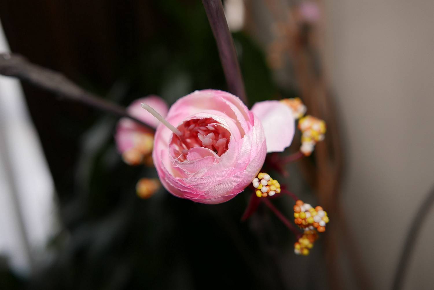 Kwiaty i rośliny sztuczne - idealne rozwiązanie do każdej przestrzeni