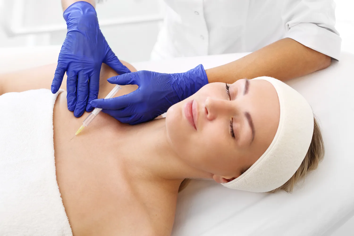 Co daje kwas hialuronowy w kolano?