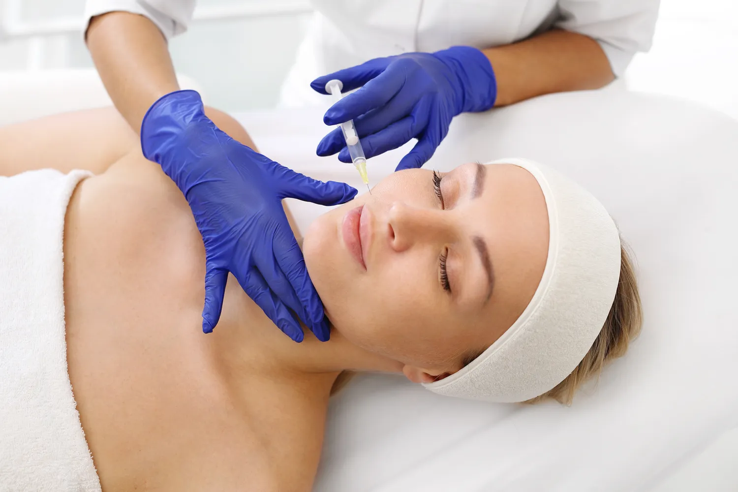 Co niszczy kwas hialuronowy?